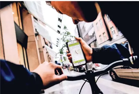  ?? RP-FOTO: ANDREAS BRETZ ?? Die App Radschlag führt Radfahrer durch die Stadt.