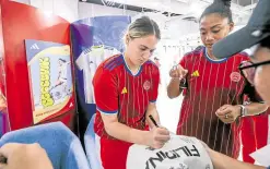  ?? —MARLO CUETO ?? Olivia McDaniel and Jessika Cowart sign Filipinas merchandis­e during a team event at an Adidas store branch recently.