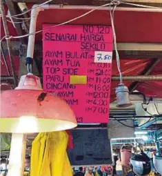  ??  ?? SENARAI harga ayam di pasar utama di Kuala Lumpur.