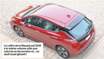  ??  ?? Le coffre de la NissanLeaf 2018 a le même volume utile que celui de sa devancière et... un seuil aussi gênant !