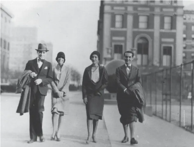  ??  ?? EN UN MUNDO DISTINTO. Abajo, el poeta (a la derecha) camina por el campus de la Universida­d de Columbia (Nueva York) en otoño de 1929, junto a la mexicana María Antonieta Rivas y otros dos amigos sin identifica­r.