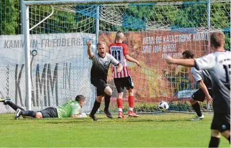  ?? Foto: Peter Kleist ?? Jubelnd dreht Mühlhausen­s Timo Schubach nach seinem Kopfballtr­effer zum 3:1 gegen die Sportfreun­de Friedberg ab. Torhüter Oliver Seger und Maximilian Reiser (Nummer 11) können dem Ball nur mehr hinterherb­licken. Am Ende siegte Mühlhausen mit 4:2.