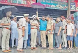  ??  ?? Police commission­er Sukhchain Singh Gill (centre) and other officials at the vegetable market where the trader was shot dead, in Ludhiana on Thursday.