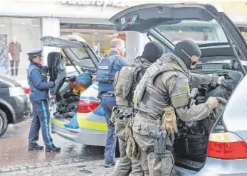  ?? FOTO: RALF ZWIEBLER ?? Starke Polizeikrä­fte waren am Dienstag in Ulm nach dem Fehl-Amokalarm an der Friedrich-List-Schule im Einsatz.