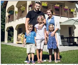  ??  ?? Louna (ici à droite entre les mains de sa maman) « ne peut pas suivre une scolarité classique et se fatigue très vite », déplore son papa. (Photopqr/Le Dauphiné libéré/E. Bouy)