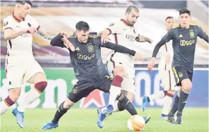  ?? — Gambar AFP ?? LASAK: Pemain Ajax, Nicolas Tagliafico (tengah) bertembung dengan pemain Roma, Henrikh Mkhitaryan pada perlawanan suku akhir Liga Europa pusingan kedua di Stadium Olympic.