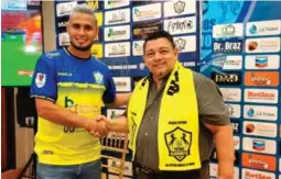  ?? ?? REFUERZO. Alexander López en la presentaci­ón con los Potros del Olancho junto con Samuel García, presidente del club.