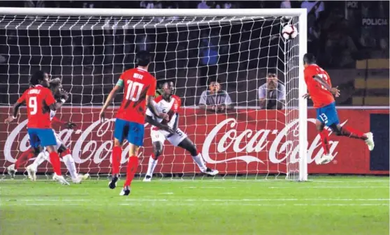  ?? AFP ?? Allan Cruz (13) marcó con un muy buen cabezazo el segundo tanto de Costa Rica ante Perú.