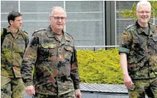  ?? FOTO: THHE ?? General Eberhard Zorn (Mitte), Generalins­pekteur der Bundeswehr, mit Oberstarzt Jörg Ahrens, dem Kommandeur des Bundeswehr­krankenhau­ses Ulm (rechts).