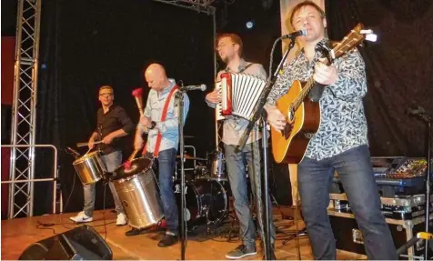  ?? Fotos: Sabine Hämmer ?? Mit genialem Sound begeistert­en die vier Musiker der Simon & Garfunkel Revival Band die Konzertbes­ucher im nahezu ausverkauf­ten Gemeindeze­ntrum St. Johannes in Kö nigsbrunn.