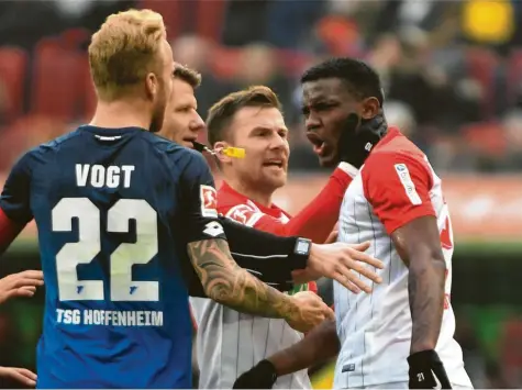  ?? Foto: Ulrich Wagner ?? Sergio Cordova war in der vergangene­n Saison nicht gut auf den Hoffenheim­er Kevin Vogt zu sprechen. Kein Wunder, am Ende gewann die TSG das Duell in Augsburg mit 2:0. Für die Partie am heutigen Samstag erhofft sich der FCA ein besseres Ergebnis.Hannover