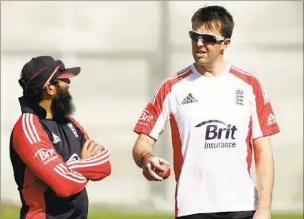  ?? VIRENDRA SAKLANI/ ?? England off-spinner Graeme Swann (right) chats with spin bowling coach Mushtaq Ahmad during the practice session at the ICC Global Cricket Academy ground in Dubai, ahead of the team’s first Test against Pakistan.