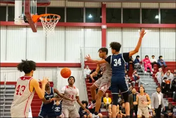  ?? JAMES THOMAS PHOTO ?? Lowell’s Tzar Powell-aparicio makes a no-look pass to teammate Xavier Rivera during a big 68-54 boys basketball win over MVC rival Lawrence earlier this week.