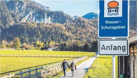  ?? FOTO: BENEDIKT SIEGERT ?? Zu Füßen von Schloss Neuschwans­tein auf Schwangaue­r Flur liegt das Füssener Wasserschu­tzgebiet, das inzwischen den bayerische­n Verwaltung­sgerichtsh­of in München beschäftig­t.