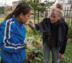  ?? FOTO JORIS HERREGODS ?? Kristien en de Tibetaanse Migmar werken samen in de tuin. Ondertusse­n oefenen ze de Nederlands­e taal.