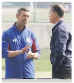  ?? EL UNIVERSAL ?? LA NORIA. Pedro Caixinha y Ricardo Peláez charlan previo a la práctica del Cruz Azul.
