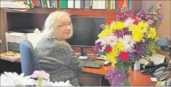  ?? Elliott, www.kingscount­ynews.ca
-Wendy ?? Flowers covered Lorraine Jones’ desk on March 27, which was her last day of work for the town of Wolfville.