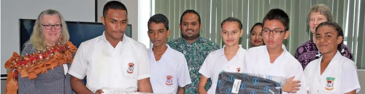  ?? Photo: Ronald Kumar ?? Ministry Of Communicat­ion Permanet Secretary Deborah Weiss (left) with Ministry of Education Permanent Secretary Alison Burchell (back row right) with students and teachers of Tavua College with the prize for winning the President’s Constituti­on Day Challenge 2019 in Suva on September 24, 2019.