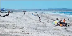  ??  ?? Dos playas bien diferentes: Conchillas, de acceso sencillo y gratuito, donde los motorhomes, 4x4 y casas rodantes se instalan varios días a disfrutar del mar. Y laguna Loma Blanca, en el Fuerte Argentino, solo accesible en 4x4 o a través de los camiones de Desert Tracks.