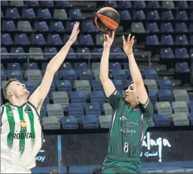  ?? FOTO: EFE ?? Darío Brizuela lanzando ante Morgan.
El guipuzcoan­o resultó letal para la Penya