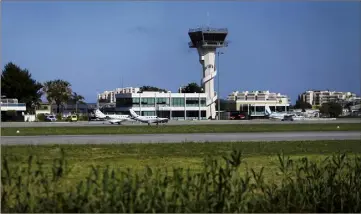  ?? (Photos Dylan Meiffret) ?? À l’aéroport de Cannes-Mandelieu, les avions sont restés cloués au sol durant le confinemen­t. Et ce ciel redevenu calme semble redonner de la voix aux opposants du trafic aérien, notamment à l’ADNA .