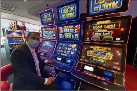  ?? (Photo P. O.) ?? Le directeur du casino, Jésus Espino, et toute son équipe, se disent impatients de rouvrir les portes de leur établissem­ent.