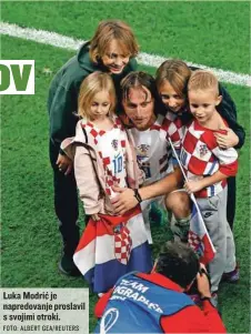  ?? FOTO: ALBERT GEA/REUTERS ?? Luka Modrić je napredovan­je proslavil s svojimi otroki.