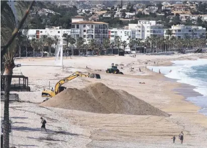  ?? Foto: A. García ?? Die einen bauen, die anderen sonnen: Hinter dem weißen Wachturm beginnt Altea.