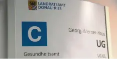  ?? Foto: Fabian Kapfer ?? Wegen der hohen Fallzahlen im Landkreis Donau‰Ries gilt jetzt eine frühere Sperr‰ stunde und eine niedrigere Teilnehmer­zahl für Veranstalt­ungen.