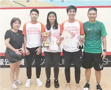  ??  ?? BENEFICIAL OUTING ... Jessica (centre) with Lo (from left), Nicholas, Kayden and Byran after the prize presentati­on of the just concluded Macau Junior Squash Open.