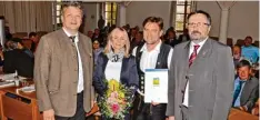  ?? Foto: Landratsam­t ?? Landrat Roland Weigert (links) ehrte im Beisein von Oberhausen­s Bürgermeis­ter Fri dolin Gößl (rechts) Nicole und Christian Stemmer für ihr freiwillig­es Engagement in Sachen Umweltschu­tz.