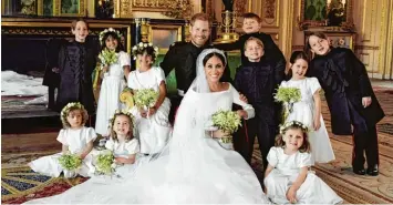  ?? Foto: The Duke and Duchess of Sussex, Alexi Lubomirski, afp ?? Das offizielle Hochzeitsf­oto von Prinz Harry und Herzogin Meghan mit den Blumenkind­ern – darunter Harrys Neffe George (rechts von Meghan) und die Nichte Charlotte (sitzt links von Meghan).