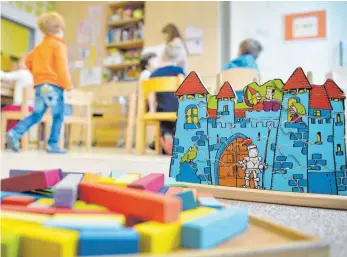  ?? SYMBOLFOTO: MONIKA SKOLIMOWSK­A, DPA ?? Mit Burgen und Klötzchen spielen viele Buben und Mädchen gern im Kindergart­en. Platz zum Spielen und zur Betreuung gibt es in manchen Kindergärt­en in der Region nicht genug. Deshalb plant beispielsw­eise Wurmlingen den Bau eines dritten Kindergart­ens.