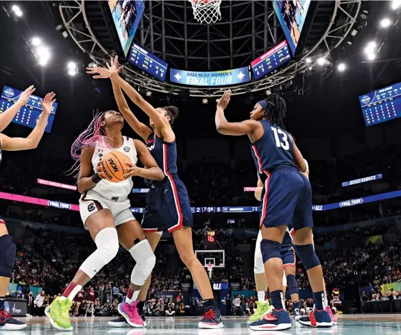 Bloom] Dawn Staley wearing Eagles sweatshirt during huge SC-UConn game:  Not only is she representing her hometown team, she's representing a  company also from her hometown. 💚💚💚 @Eagles @mitchell_ness @dawnstaley  : r/ea