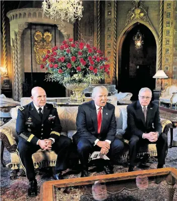  ?? FOTO: AP ?? US-Präsident Donald Trump (M.) mit seinem neuen Sicherheit­sberater Herbert Raymond McMaster (l.) und dessen kommissari­schem Vorgänger Keith Kellogg. Trump stellte McMaster in seinem Anwesen Mar-a-Lago in Florida vor.