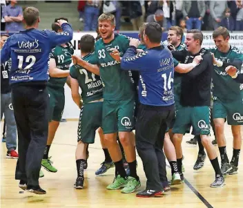  ?? RUPPENTHAL ?? Ausgelasse­n feiern die Handballer der HG Saarlouis ihren Heimerfolg gegen Bad Schwartau. Schon jetzt hat die HG mehr Punkte geholt als am Ende der letzten drei Saisons. Trotzdem steckt sie noch im Abstiegska­mpf.FOTO: