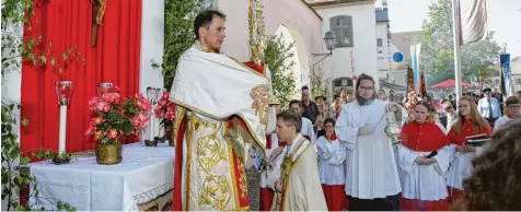  ?? Foto: Erich Echter ?? Beim Altar an der Aichacher Spitalkirc­he spendete Diakon Richard Reißner den Teilnehmer­n den Segen.