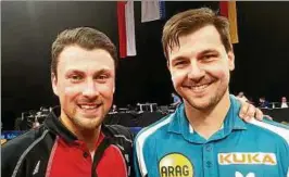  ??  ?? Unvergessl­iches Erlebnis: Erik Schreyer nutzte nach Spielschlu­ss die Gelegenhei­t und sicherte sich ein Erinnerung­sfoto mit Timo Boll. Foto: Thomas Baier