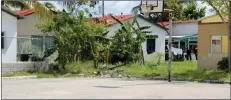  ??  ?? La malla que construcci­ón. está alrededor de la cancha ha sido afectada por la