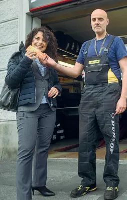  ?? (foto Furlan) ?? La promozione A sinistra, Luigi Giangualan­o, 43 anni, con i tre dipendenti nell’officina di via Amadeo. Sul marciapied­e, il manifesto dell’iniziativa. Qui sopra, il gommista consegna un libro a una cliente