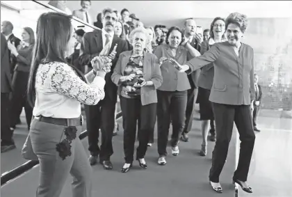  ??  ?? Dilma Rousseff en el Palacio de la Alvorada, ayer, tras enterarse de la votación en el Senado que la destituyó de la presidenci­a de Brasil, advirtió que “la historia será implacable con los golpistas” ■ Foto Xinhua