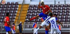  ?? PREnsA fEDEfÚTbOl ?? Alexis Gamboa cabecea en una acción ofensiva de la Selección Nacional, en el duelo con los catrachos.