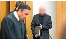  ?? FOTO: MARCEL KUSCH/DPA ?? Der angeklagte Apotheker im Essener Landgerich­t. Während der Verhandlun­g äußerte sich der 48-Jährige nicht zu den Vorwürfen.
