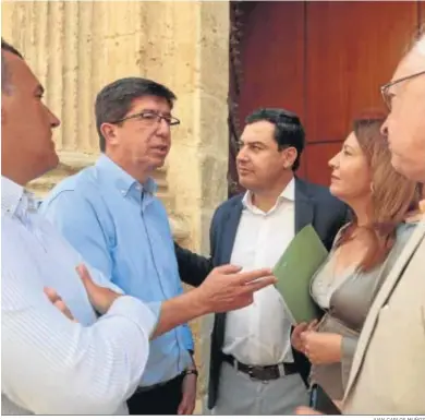  ?? JUAN CARLOS MUÑOZ ?? Los portavoces de Ciudadanos y del PP, Juan Marín y Juan Manuel Moreno, ayer en el Parlamento.