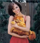  ??  ?? Jennifer Love Hewitt, as Dr Liz Wilson, holds Garfield in a scene from the 2004 movie.