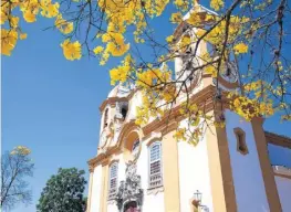  ?? SEMANA CRIATIVA DE TIRADENTES ?? cidade de Tiradentes, Minas Gerais, sede da Semana Criativa. Abaixo, designers em programa de imersão junto à comunidade local de artesãos. À esq., a equipe organizado­ra do evento, capitanead­a por Simone Quintas, ao centro