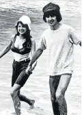  ?? ?? GEORGE HARRISON chapotea en las olas con su novia, la exmodelo Pattie Boyd, el 12 de febrero de 1966
