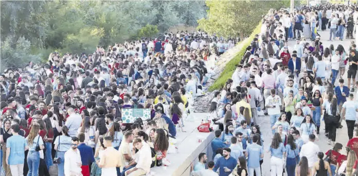  ?? MANUEL MURILLO ?? Centenares de jóvenes cordobeses aglomerado­s en el Balcón del Guadalquiv­ir y haciendo botellón.
