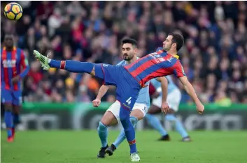  ?? AFP ?? Crystal Palace’s Luka Milivojevi­c stretches for the ball in their English Premier League match against Manchester City at the Selhurst Park in London on Sunday. The match ended goalless. —