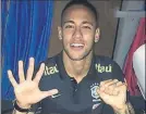  ?? FOTO: @NEYMARJR ?? Neymar posó sonriente tras su gol y compartió la imagen con sus seguidores en Instagram haciendo el 50 con las manos